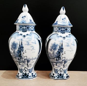 2 Delfts blauwe vazen met deksel beschikbaar voor biedingen
