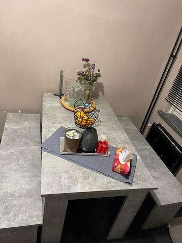 Keuken set: tafel + 2 banken