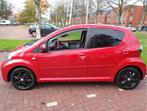 Toyota Aygo 1.0-12V Aspiration Red NL AUTO MET NAP TELEFOON, Auto's, Voorwielaandrijving, Gebruikt, 4 stoelen, Metallic lak