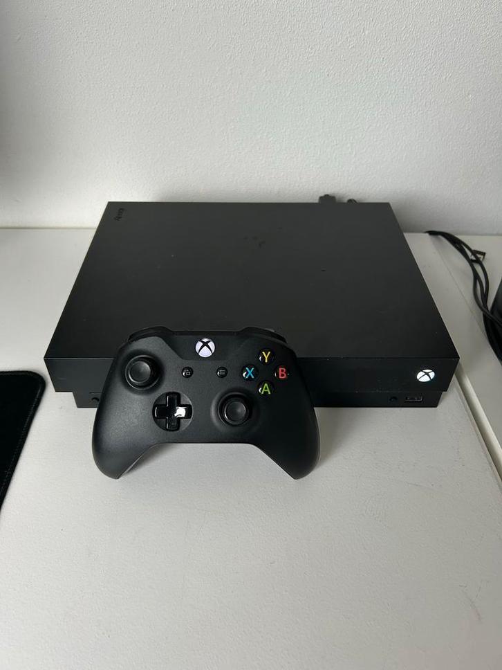 Xbox One X 1TB + 2 Controllers + 6 Games + Doos, Spelcomputers en Games, Spelcomputers | Xbox One, Gebruikt, Xbox One X, 1 TB