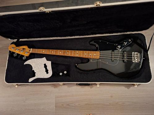 Relic Jazz Bass zwart. Aangepaste Fender Mex met hardcase, Muziek en Instrumenten, Snaarinstrumenten | Gitaren | Bas, Gebruikt