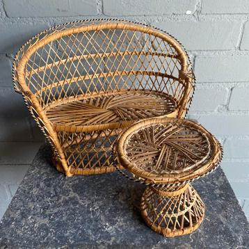 Rotan poppen bankje en bijzettafel beschikbaar voor biedingen
