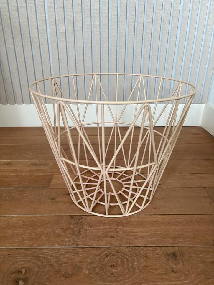 Ferm Living Wire Basket - Roze - Small, Huis en Inrichting, Woonaccessoires | Schalen en Manden, Zo goed als nieuw, Mand, Rond