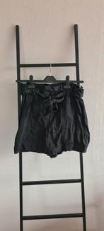 Zwart kort broekje met centuur (H&M maat 36), Kort, Zwart, Ophalen of Verzenden, Maat 36 (S)