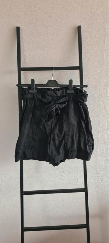 Zwart kort broekje met centuur (H&M maat 36) beschikbaar voor biedingen