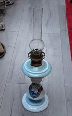 petroleumlamp opaline glas handgeschilderde decoratie antiek, Antiek en Kunst, Antiek | Lampen, Ophalen