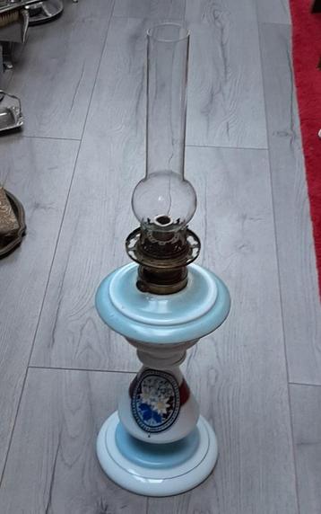 petroleumlamp opaline glas handgeschilderde decoratie antiek beschikbaar voor biedingen