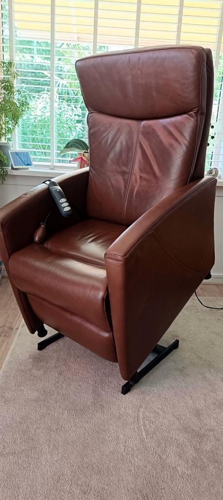 Bruin leder ZGAN sta op relax fauteuil prominent Senioren, Huis en Inrichting, Fauteuils, Zo goed als nieuw, Ophalen
