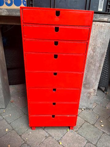 Leuk ladekastje beschikbaar voor biedingen