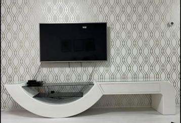 Modern wit dressoir met lade beschikbaar voor biedingen