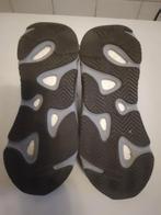 Adidas Yeezy Boost 700 V2 Hospital Blue - Zo Goed Als Nieuw, Kleding | Heren, Schoenen, Blauw, Ophalen of Verzenden, Adidas, Sneakers of Gympen