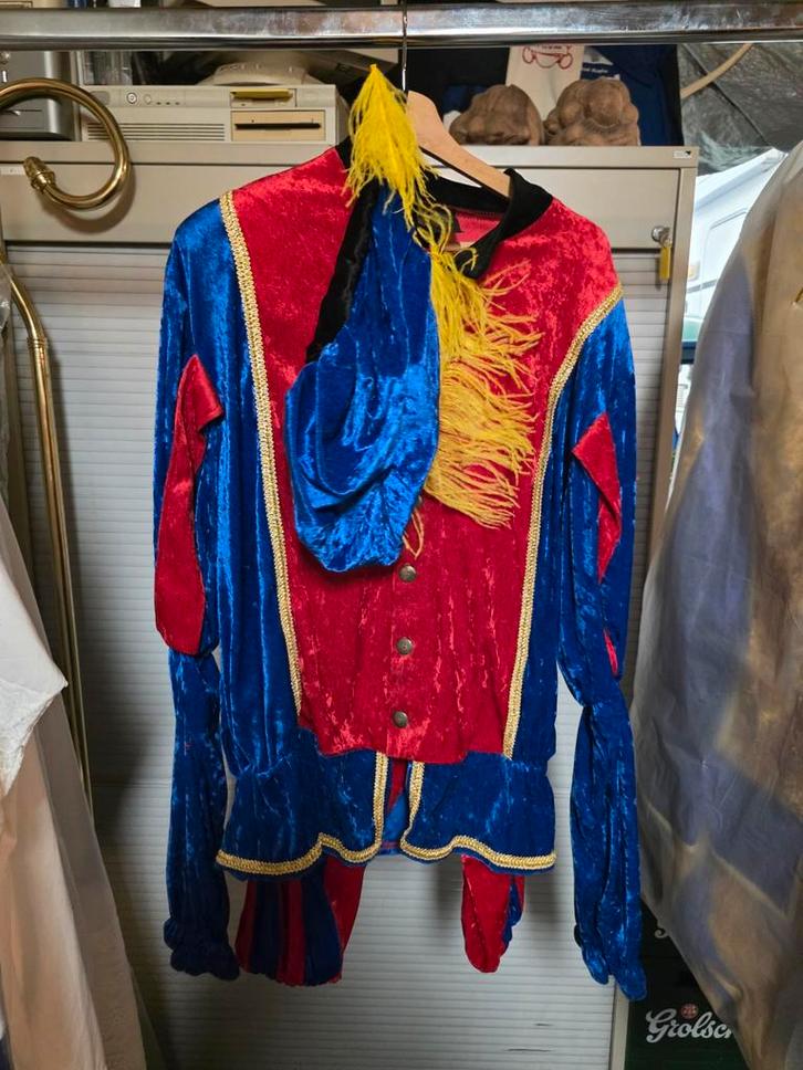 6 Kleurrijke Pietenpakken te koop – klaar voor het Sinter, Diversen, Sinterklaas, Gebruikt, Ophalen of Verzenden