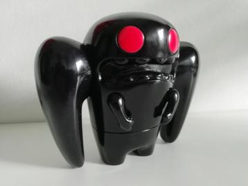 Designer art toy Mothman David Horvath beschikbaar voor biedingen