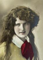 portret meisje lang haar rode sjaal hand colored pareltjes, Verzenden, Voor 1920, Gelopen, Overige thema's