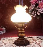 Tafellamp / olielamp antiek hout, koper, olie lamp kap wit, Huis en Inrichting, Lampen | Tafellampen, Glas, Antiek / klassiek