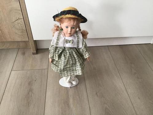Stenen pop van vroeger ,43 cm lang, Verzamelen, Poppen, Gebruikt, Pop, Ophalen of Verzenden
