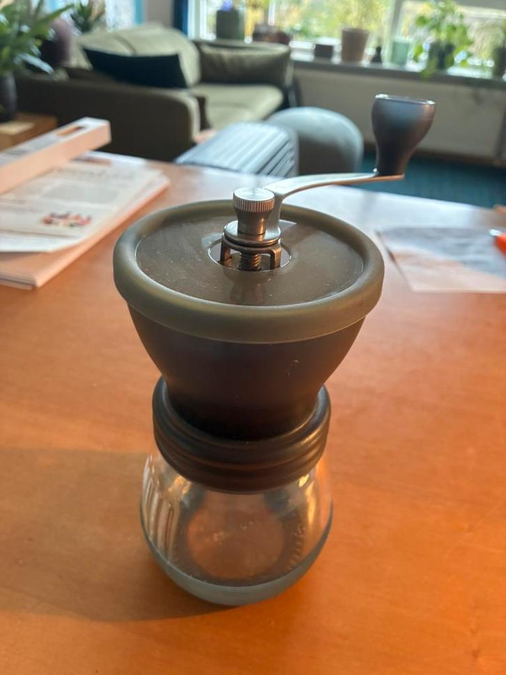 Hario Skerton koffiemolen v onderweg, Witgoed en Apparatuur, Koffiemachine-accessoires, Zo goed als nieuw, Ophalen of Verzenden
