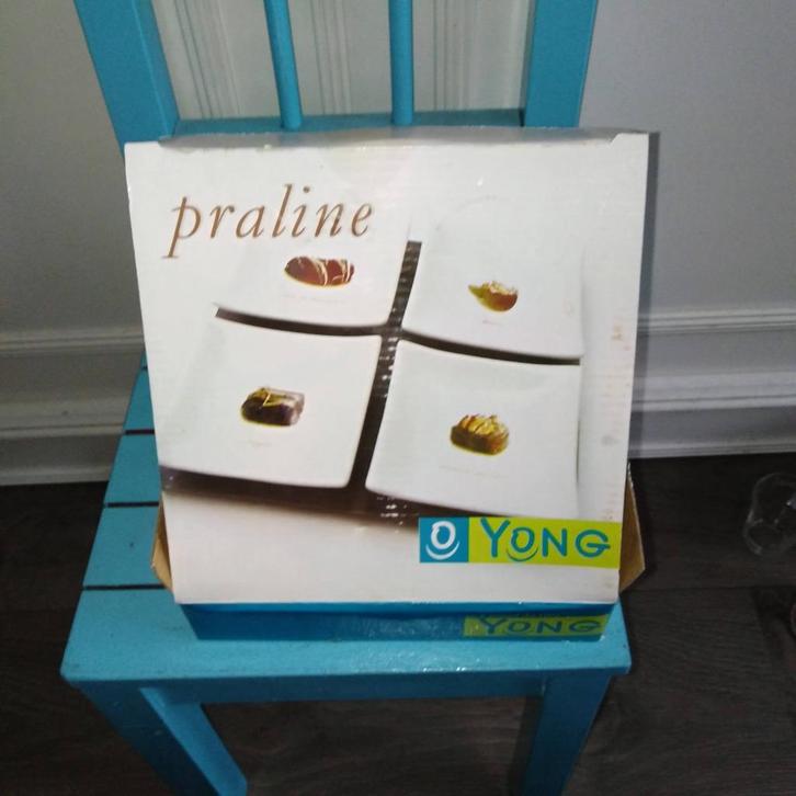 4 Petit Four schaaltjes op plateau met praline afbeelding, Huis en Inrichting, Keuken | Servies, Zo goed als nieuw, Schaal of Schalen