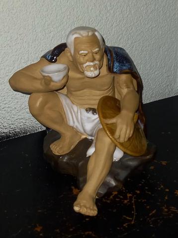 Mudman modderman man met kom beschikbaar voor biedingen