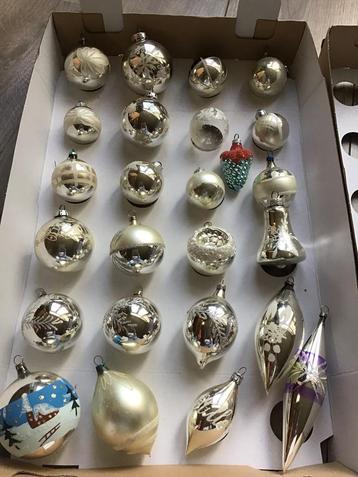 Prachtig lot vintage kerstballen in diverse vormen beschikbaar voor biedingen