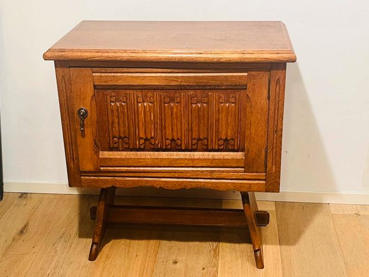 Een vintage nacht kastje van Wulfers Santpoort  Holland, Huis en Inrichting, Slaapkamer | Nachtkastjes, Zo goed als nieuw, Minder dan 45 cm