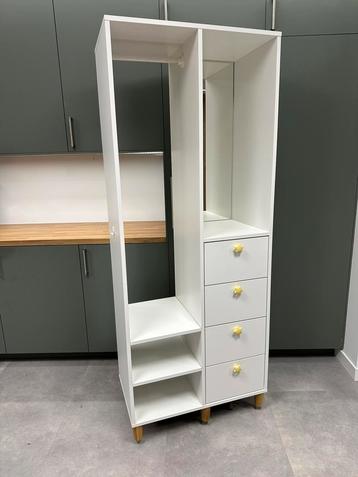 Kleine kledingkast met spiegel beschikbaar voor biedingen