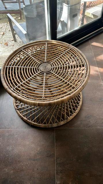 Rieten tafel beschikbaar voor biedingen