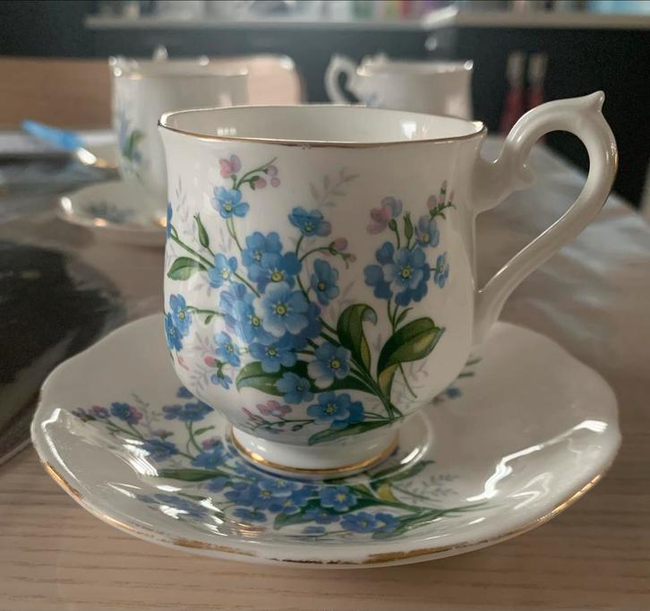 Royal Albert Forget-me-not Dameskopjes + Rekje, Huis en Inrichting, Keuken | Servies, Gebruikt, Kop(pen) en/of Schotel(s), Overige stijlen