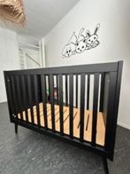zwart babybed met matras , maat 70x140, Kinderen en Baby's, Ophalen, Zo goed als nieuw, Ledikant
