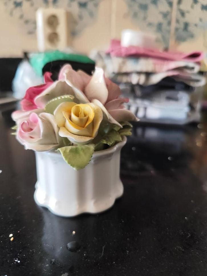 Te koop handgemaakte bone china potje met roosjes, Antiek en Kunst, Antiek | Porselein, Ophalen of Verzenden