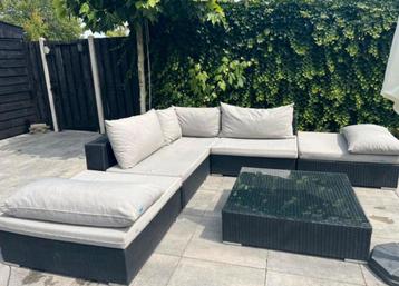 Loungeset met kussens beschikbaar voor biedingen