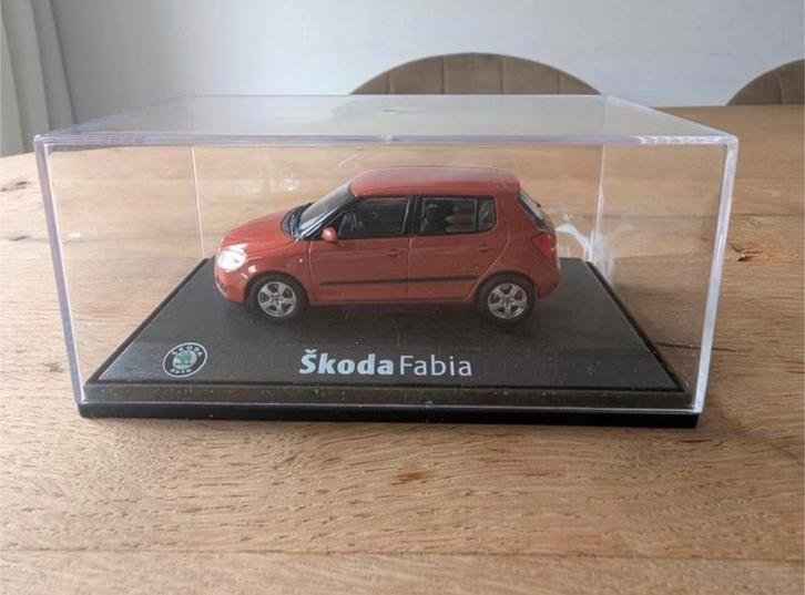 Škoda Fabia 1:43 – Abrex / Škoda Models – met vitrine, Hobby en Vrije tijd, Modelauto's | 1:43, Nieuw, Auto, Overige merken, Ophalen of Verzenden