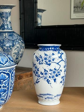 Prachtige oosterse vaas vintage porselein beschikbaar voor biedingen