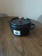 Staub pan zwart maat 22, Huis en Inrichting, Keuken | Potten en Pannen, Ophalen, Nieuw, Gietijzer, Koekenpan of Braadpan