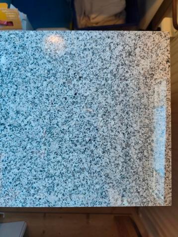 Granieten tegels beschikbaar voor biedingen