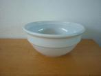 Grote witte schaal van aardewerk, Huis en Inrichting, Keuken | Servies, Ophalen of Verzenden, Effen, Aardewerk, Schaal of Schalen
