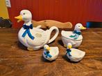 Theekan suikerpotje eierdopjes Gans eend set blauwe strik, Gebruikt, Keramiek, Overige typen, Ophalen of Verzenden