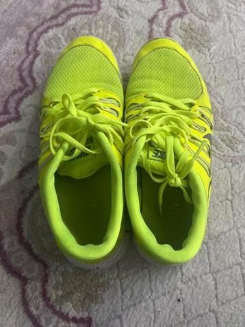 Nike Sportschoenen Geel Maat 41 beschikbaar voor biedingen
