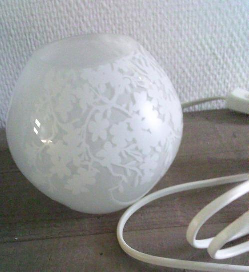 Wit Glazen bollampje met bloesemtak in het glas, Huis en Inrichting, Lampen | Tafellampen, Gebruikt, Minder dan 50 cm, Glas, Ophalen of Verzenden