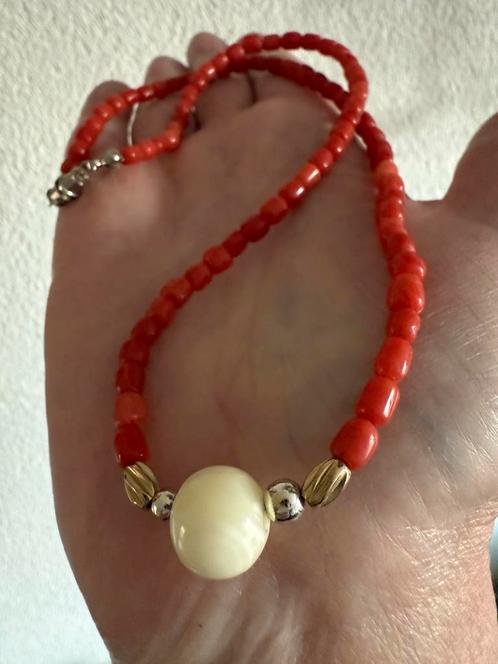 R242/ Koraal ketting met Melk kleurige Steen, Sieraden, Tassen en Uiterlijk, Kettingen, Gebruikt, Zilver, Rood, Verzenden