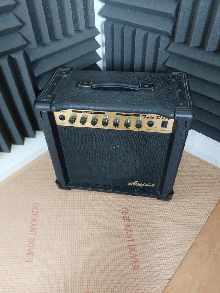 Aria Pro Twin Drive 80's gitaar versterker, Muziek en Instrumenten, Versterkers | Bas en Gitaar, Zo goed als nieuw, Gitaar, Minder dan 50 watt