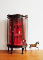 Vintage vitrinekast met rode binnenkant. Antiek pronk kastje, Met deur(en), Minder dan 25 cm, Minder dan 100 cm, Antiek, vintage, brocante, eclectisch,