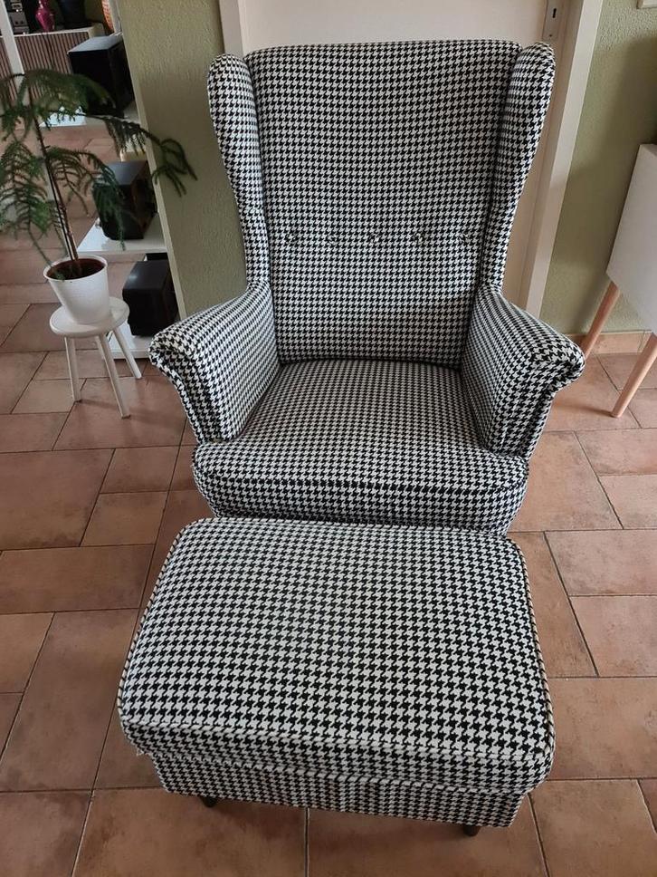 2 IKEA Strandmon Fauteuils met Hocker - Goede Staat, Huis en Inrichting, Fauteuils, Gebruikt, Stof, 75 tot 100 cm, 75 tot 100 cm
