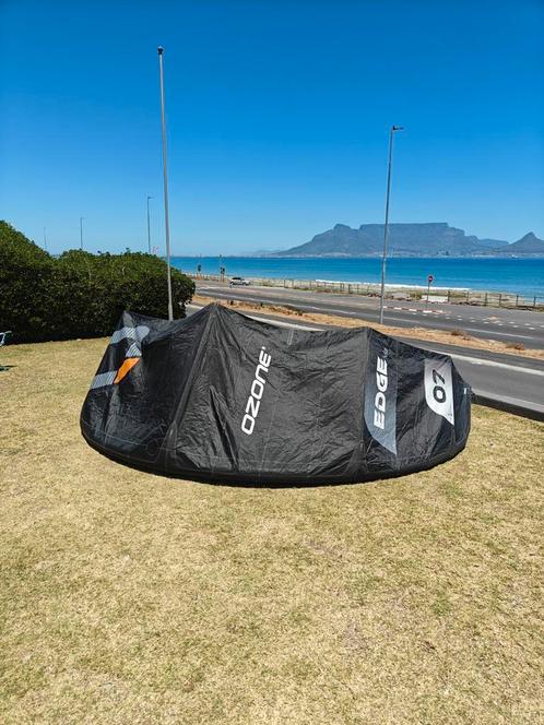 Ozone edge v12 7m² - custom black colour, Watersport en Boten, Kitesurfen, Zo goed als nieuw, Geen board, Ophalen of Verzenden