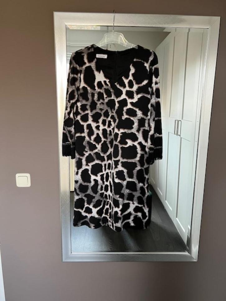 Jurk Batida, maat 3 (maat 42), zwarte print, Kleding | Dames, Jurken, Zo goed als nieuw, Maat 42/44 (L), Zwart, Knielengte, Ophalen of Verzenden