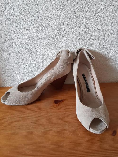 Alberto Gozzi beige suede peeptoe's maat 38 NIEUW!, Kleding | Dames, Schoenen, Nieuw, Pumps, Beige, Ophalen of Verzenden