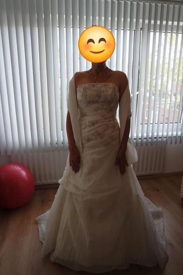 Mooie trouwjurk met onderrok beschikbaar voor biedingen