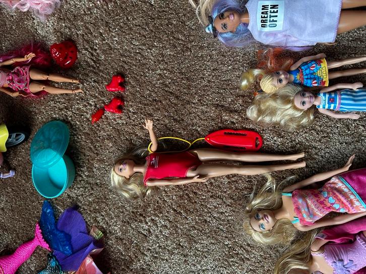 Grote Barbie set met accessoires, Kinderen en Baby's, Speelgoed | Poppen, Gebruikt, Barbie, Ophalen of Verzenden