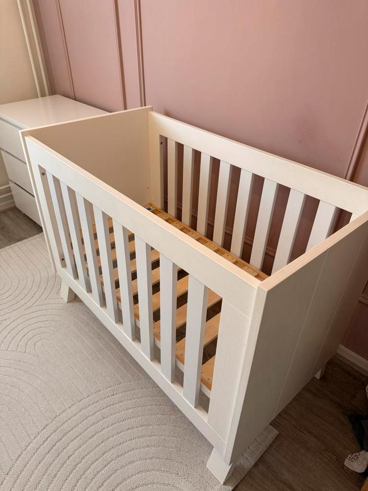 Ledikant & Commode - Complete Babykamer Set, Kinderen en Baby's, Kinderkamer | Bedden, Zo goed als nieuw, Minder dan 140 cm, 70 tot 85 cm