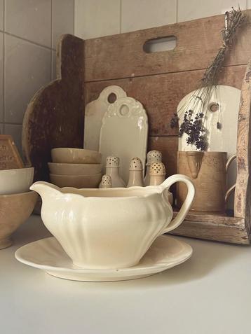 Oude crèmekleurige sauskom - juskom - gemerkt beschikbaar voor biedingen